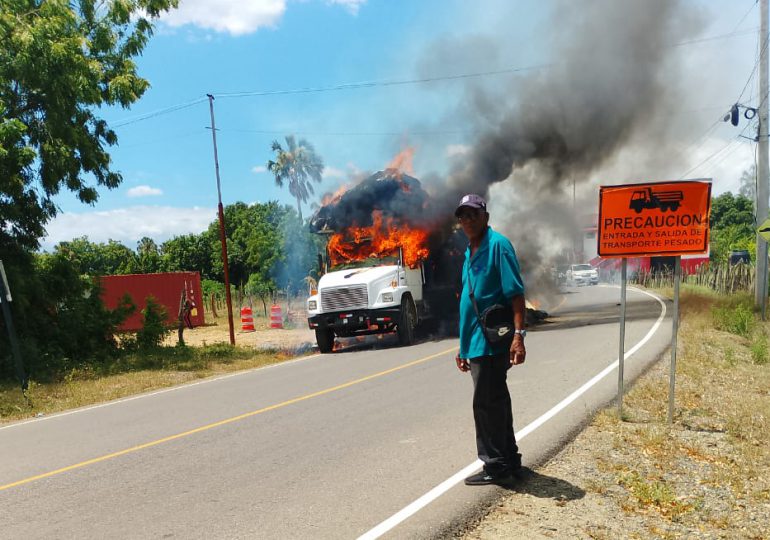 Incendio destruye camión cargado de pacas de hiervas en Santiago Rodríguez