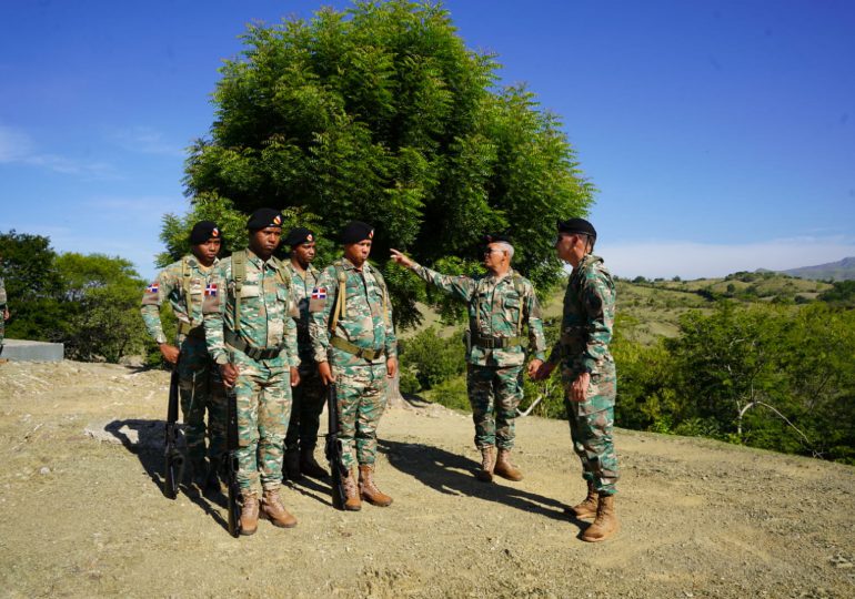 Comandante General del ERD recorre Carretera Internacional en la frontera
