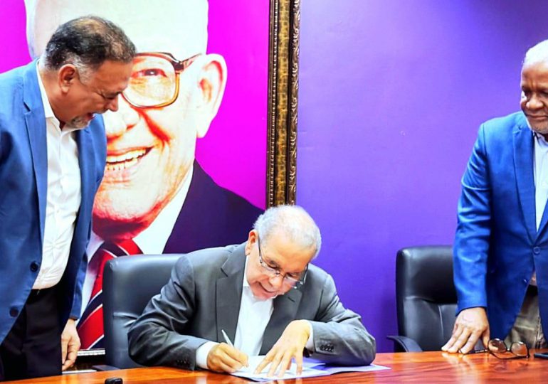 Danilo Medina firma acta de validación de su membresía en el PLD