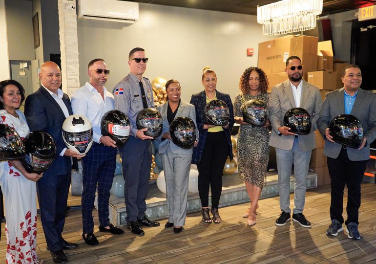 La ciudad de Providence respalda a la DIGESETT con donación de cascos protectores