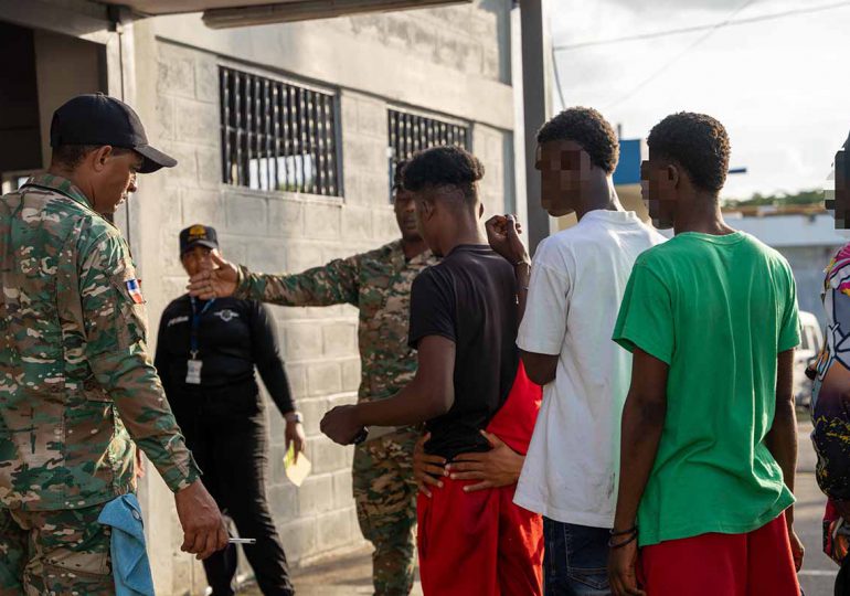 Migración detiene 997 ilegales y deporta otros 1,045