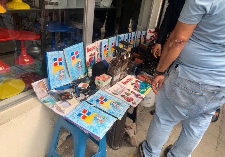 Ministerio Público ocupa productos escolares falsificados en una tienda de la avenida Duarte