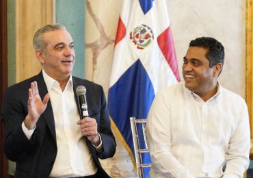 Ministro Kelvin Cruz anuncia inversión de RD$ 800 millones para construir 30 multiusos en GSD