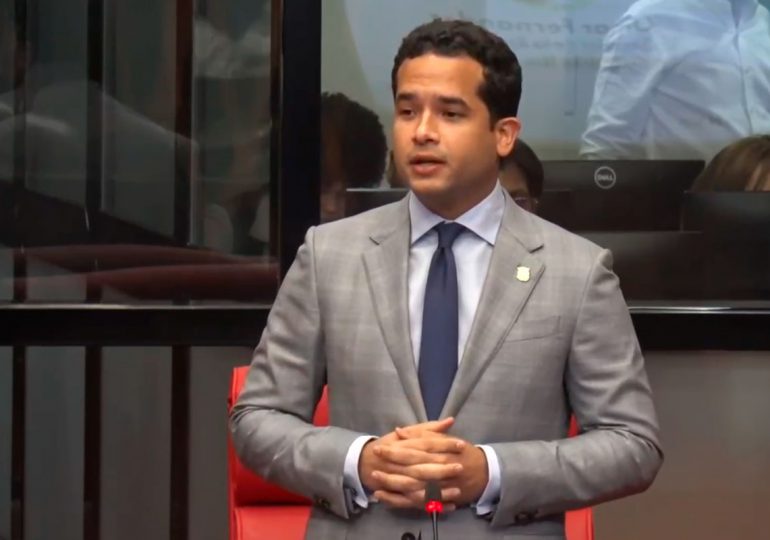Omar Fernández alza la voz por la educación: “Sembrar educación es cosechar futuro”