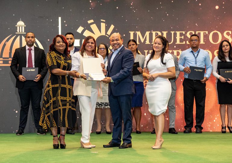 Video | “Orgullo DGII 2025” celebra la excelencia de 102 servidores públicos por su trayectoria