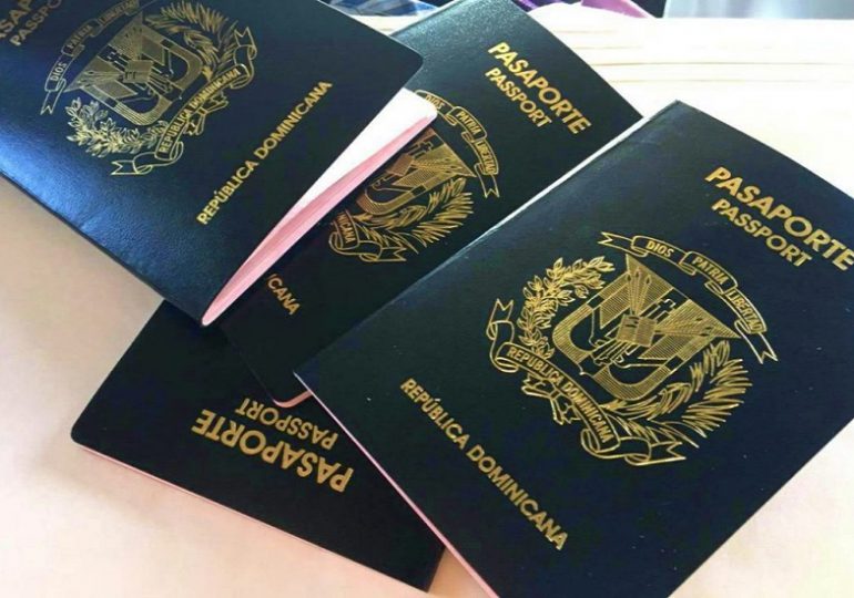 Pasaporte dominicano sube 9 puestos en ranking global y permite viajar a 70 países sin visa