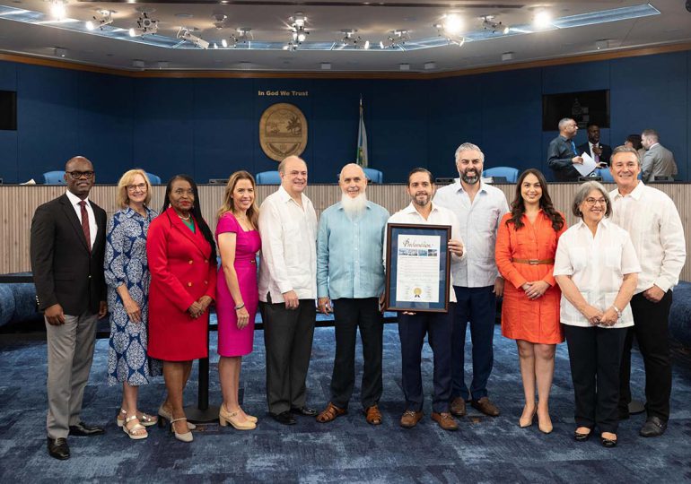 Reconocen al diseñador Hipolito Peña con el Día de la Guayabera Hippólito en Miami