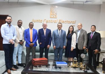 Román Jáquez, presidente de la JCE, recibe comisión de AVANCEMOS