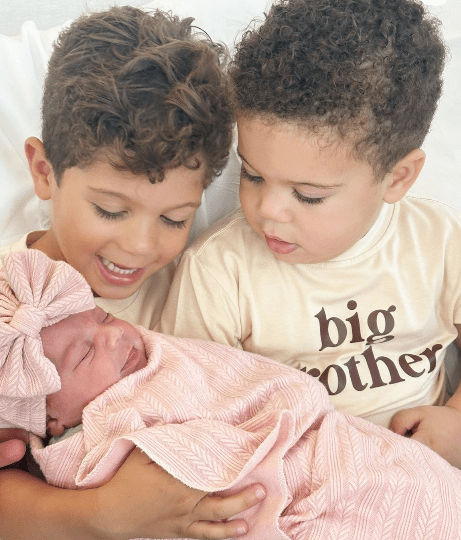 Hijos mayores de Francisca conocen a su nueva hermanita en afectuoso encuentro familiar