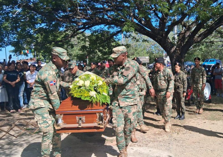 Sepultan sargento del Ejército asesinado a tiros en Santiago; familiares piden justicia