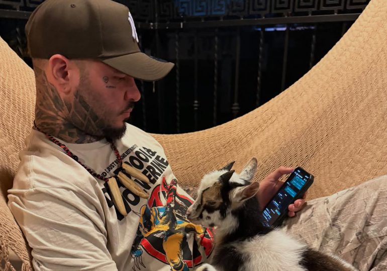 Farruko reflexiona sobre su transformación personal: “Cambié el lujo por lo real”