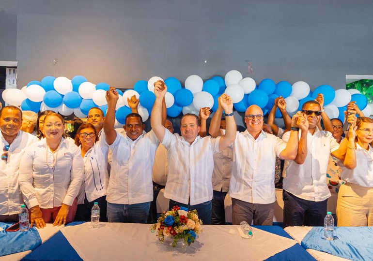 Tony Peña deja al PLD y se juramenta director del Distrito Villa Isabela