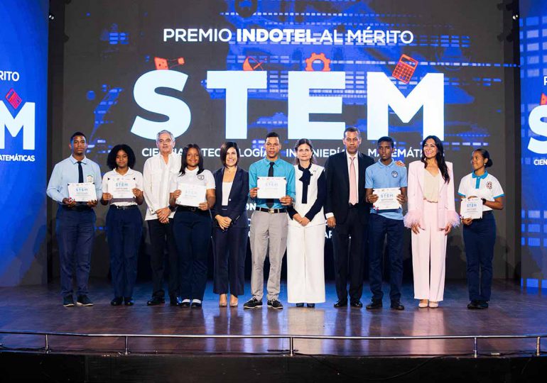 Vicepresidenta Raquel Peña encabeza primera entrega del Premio al Mérito Estudiantil en STEM