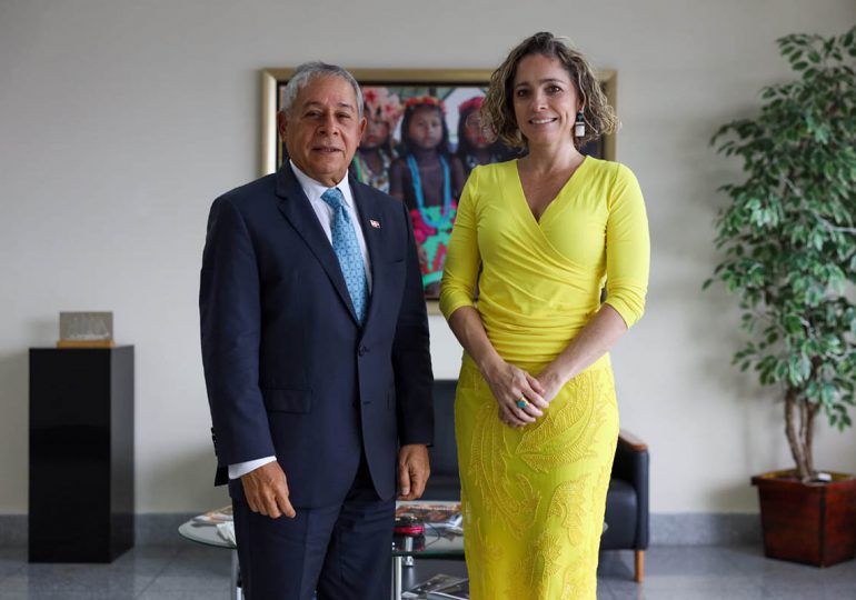 Embajador Roberto Salcedo visita a la ministra de turismo de Panamá