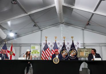 Trump visita centro de detención rodeado de caimanes: “La única salida es un vuelo de ida”
