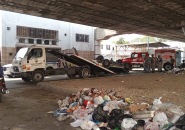 Video| Automóvil cae del elevado de la 27 de febrero próximo a la avenida Doctor Delgado
