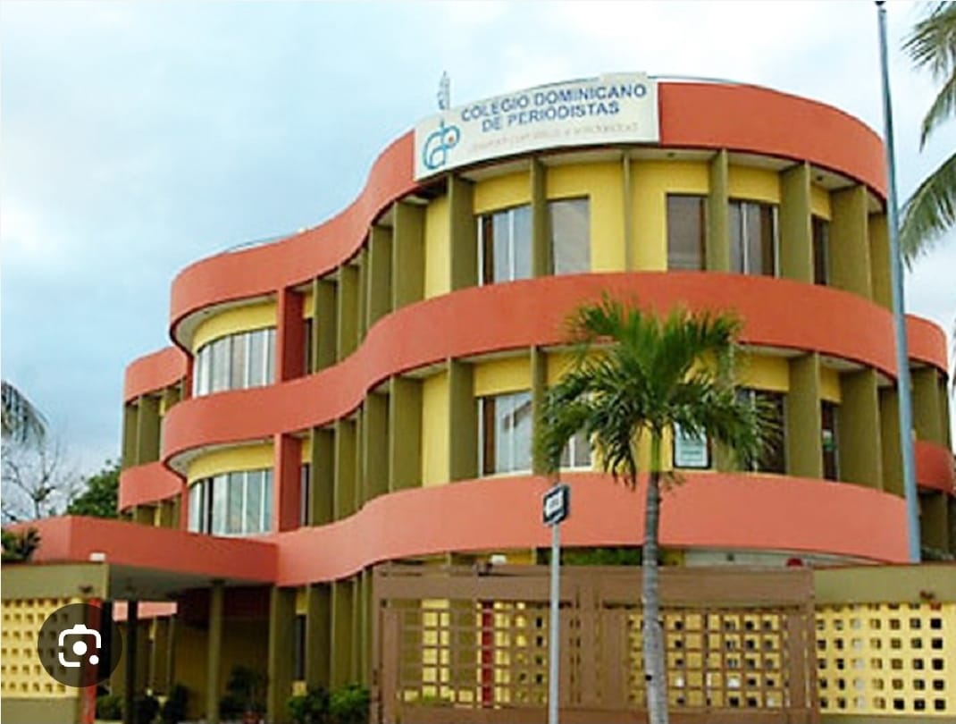 Colegio Dominicano de Periodistas desacata sentencia y Fiscalía cita a su presidente ante posible desalojo forzoso