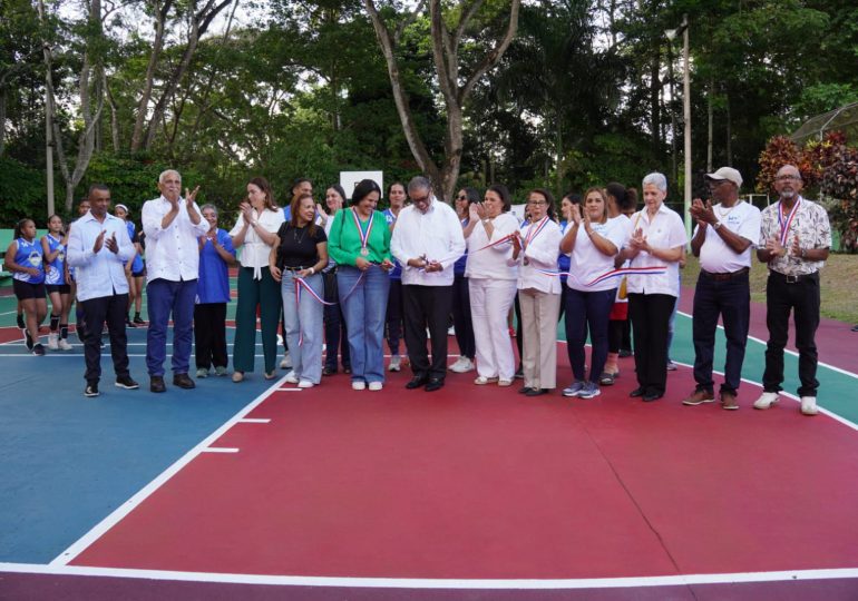 Desarrollo de la Comunidad acondiciona cancha deportiva en Salcedo