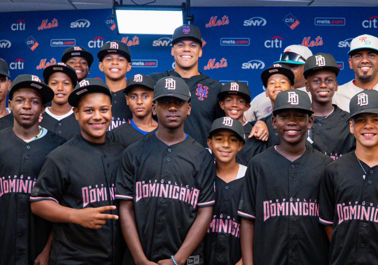 Juan Soto recibe al equipo dominicano de béisbol y les dedica jonrón antes de partir al Mundial Sub-12 en Taiwán
