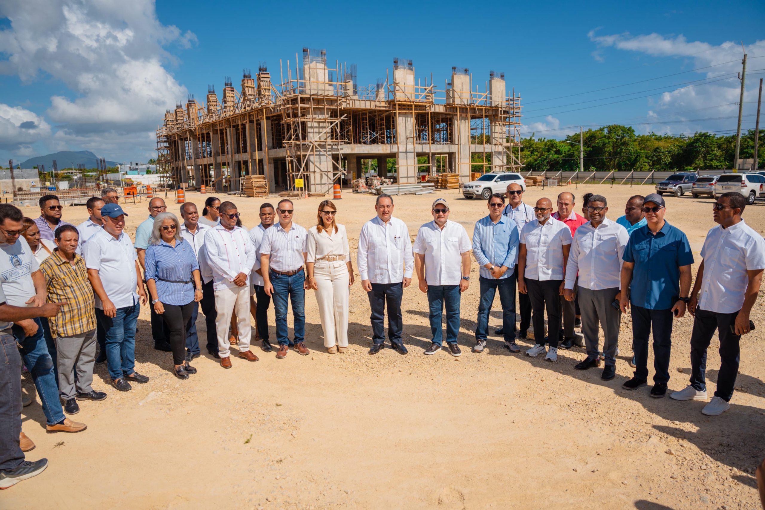 Paliza supervisa avances del nuevo Hospital Traumatológico de Sosúa