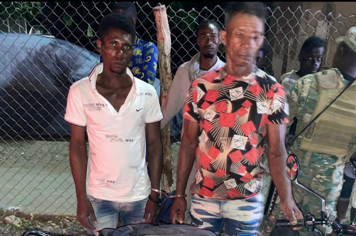 Detienen a un dominicano por transportar a un extranjero indocumentado que portaba un arma de fabricación casera