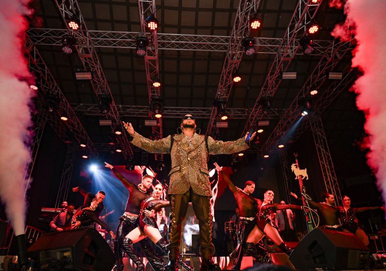 Elvis Martínez recibe las llaves del cariño de Santiago: lo nombran Hijo Adoptivo por su aporte a la bachata