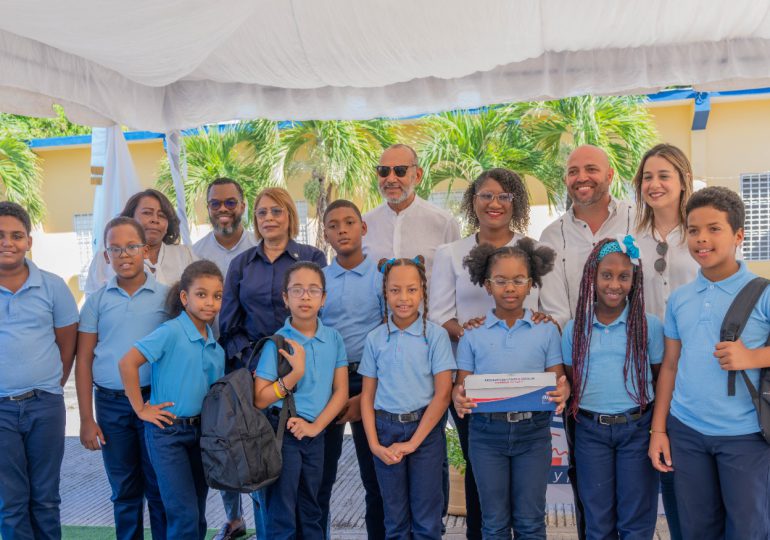 INABIE completa entrega de utilería escolar en el Distrito 15-03; lleva servicios de salud al encuentro del Gobierno en las Provincias