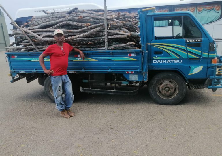 Detienen hombre en camión cargado de madera sin documentación legal en Montecristi
