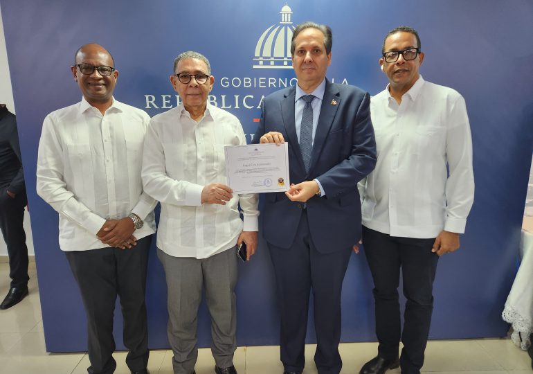 Salud Pública otorga más alto galardón a Hogar Crea Dominicano