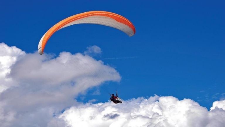 Parapentista sobrevive tras chocar con cable eléctrico y caer al río Rojo en Dakota del Norte