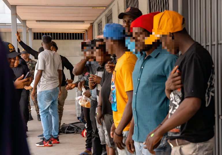 Autoridades detienen 1,819 indocumentados y devuelven otros 1,424 a autoridades haitianas