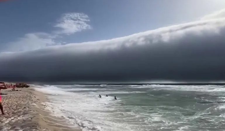 Impresionante nube rodillo sorprende a bañistas en las costas de Portugal
