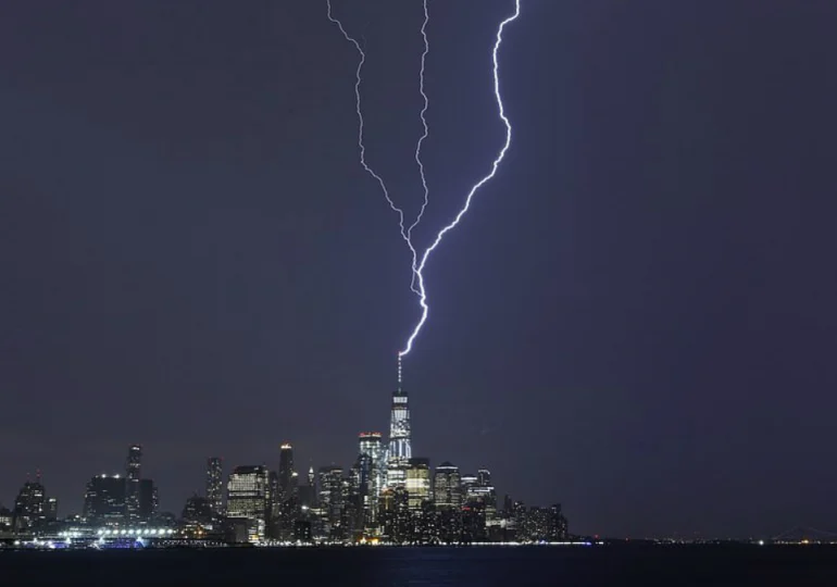 Rayo impacta el One World Trade Center en medio de las tormentas que azotan Nueva York