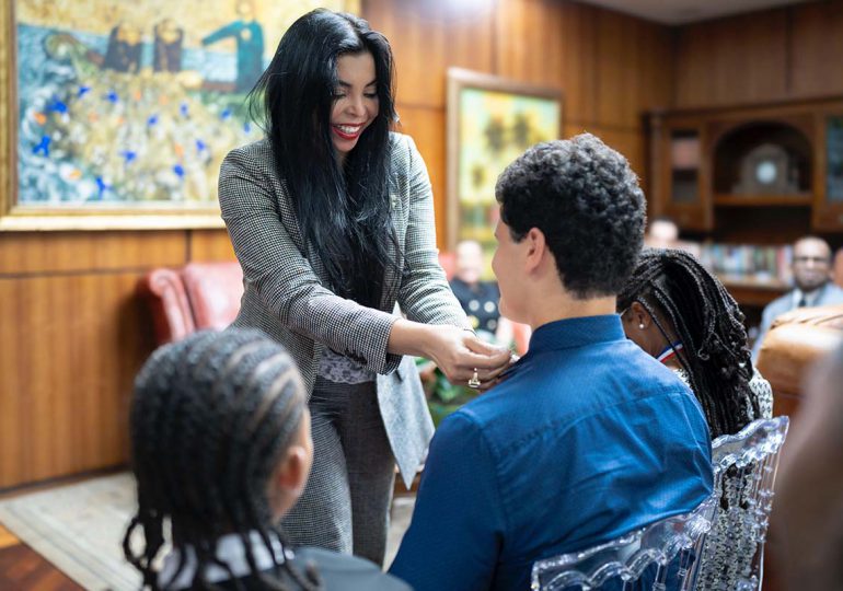 Procuradora General recibe estudiantes meritorios residentes en España