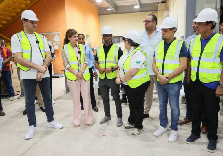 Vicepresidenta Raquel Peña supervisa distribución de utilería escolar