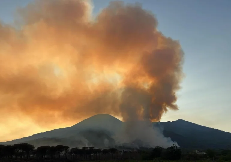 Italia sigue luchando contra el incendio en el Vesubio