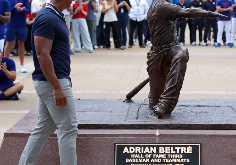 Video | Adrián Beltré inmortalizado con una estatua en el Globe Life Field