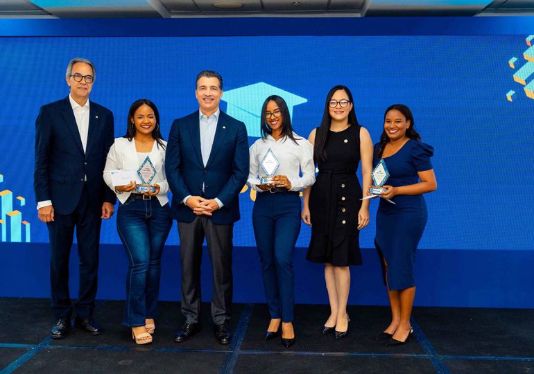 Banco Popular otorga 32 nuevas becas del programa Excelencia Popular