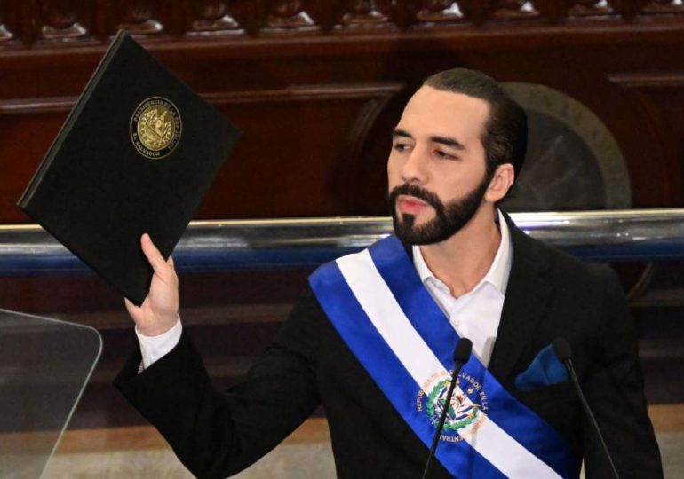 Bukele niega que la reelección indefinida sea "el fin de la democracia" en El Salvador