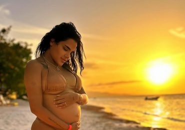 Martha Heredia muestra la evolución de su embarazo en la playa