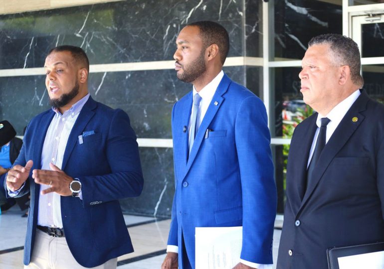 Video | Comunicadores interponen querella por "ultraje" al Himno Nacional