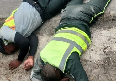 Dos agentes de la DIGESETT resultan lesionados en accidente en Punta Cana
