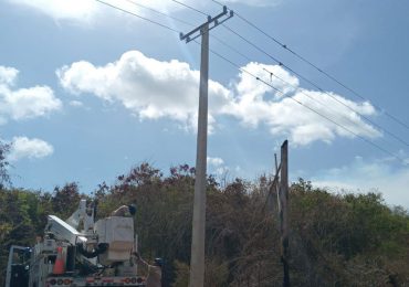 Video | Edesur cambia estructura eléctrica dañada por incendio y restablece servicio en comunidades de Barahona