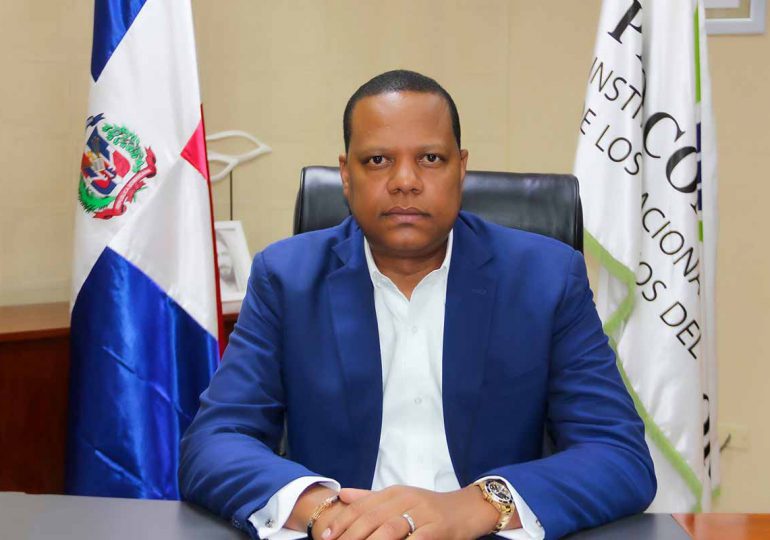 Eddy Alcántara vuelve a emplazar a Leonel Fernández a comprobar el precio real del pollo