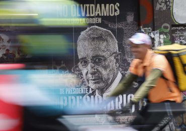 El expresidente colombiano Álvaro Uribe es condenado a 12 años de prisión domiciliaria