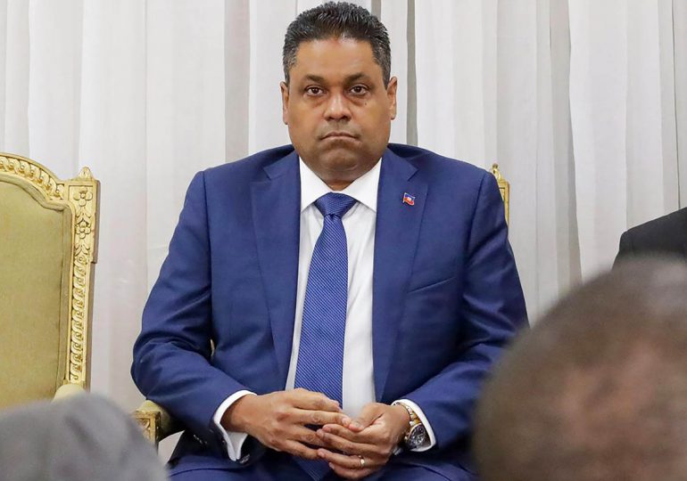 El nuevo jefe del Consejo Presidencial de Haití promete enfrentar a las bandas armadas