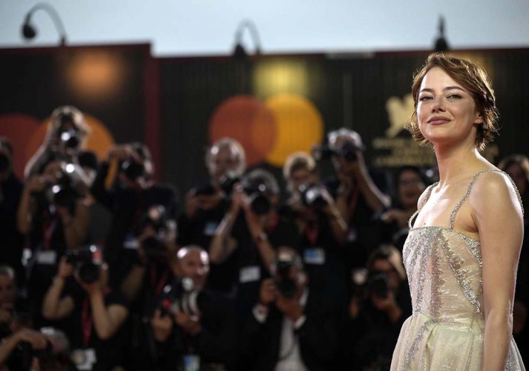 Emma Stone, todo brillo en la alfombra roja de Venecia