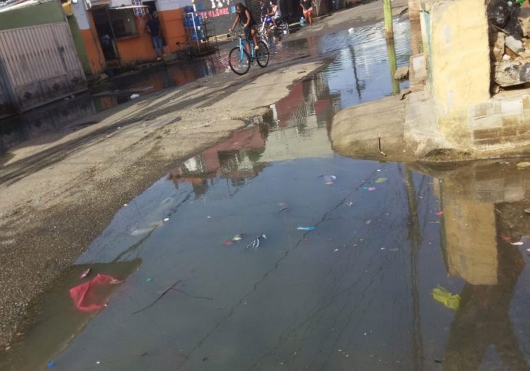 Video | En Maquiteria se inunda la calle con el sol afuera