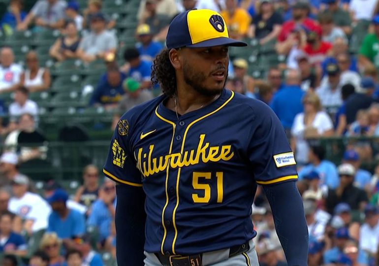 Freddy Peralta lidera MLB con 15 triunfos