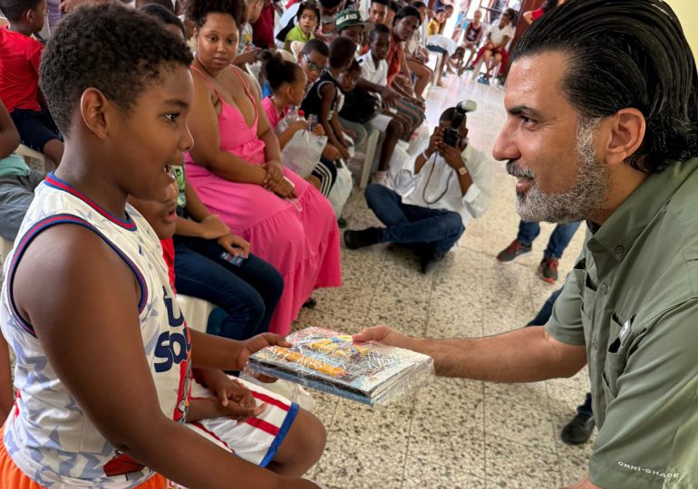 Fundación Rojas Tabar y Juan José Rojas entregan útiles escolares a cambio de plásticos en Santo Domingo